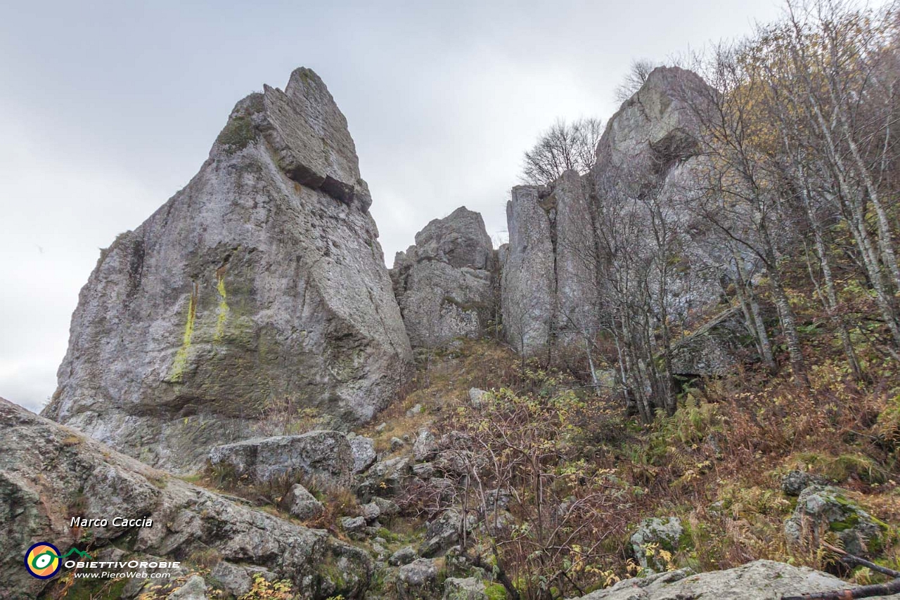 08_torrioni con vie di arrampicata.JPG